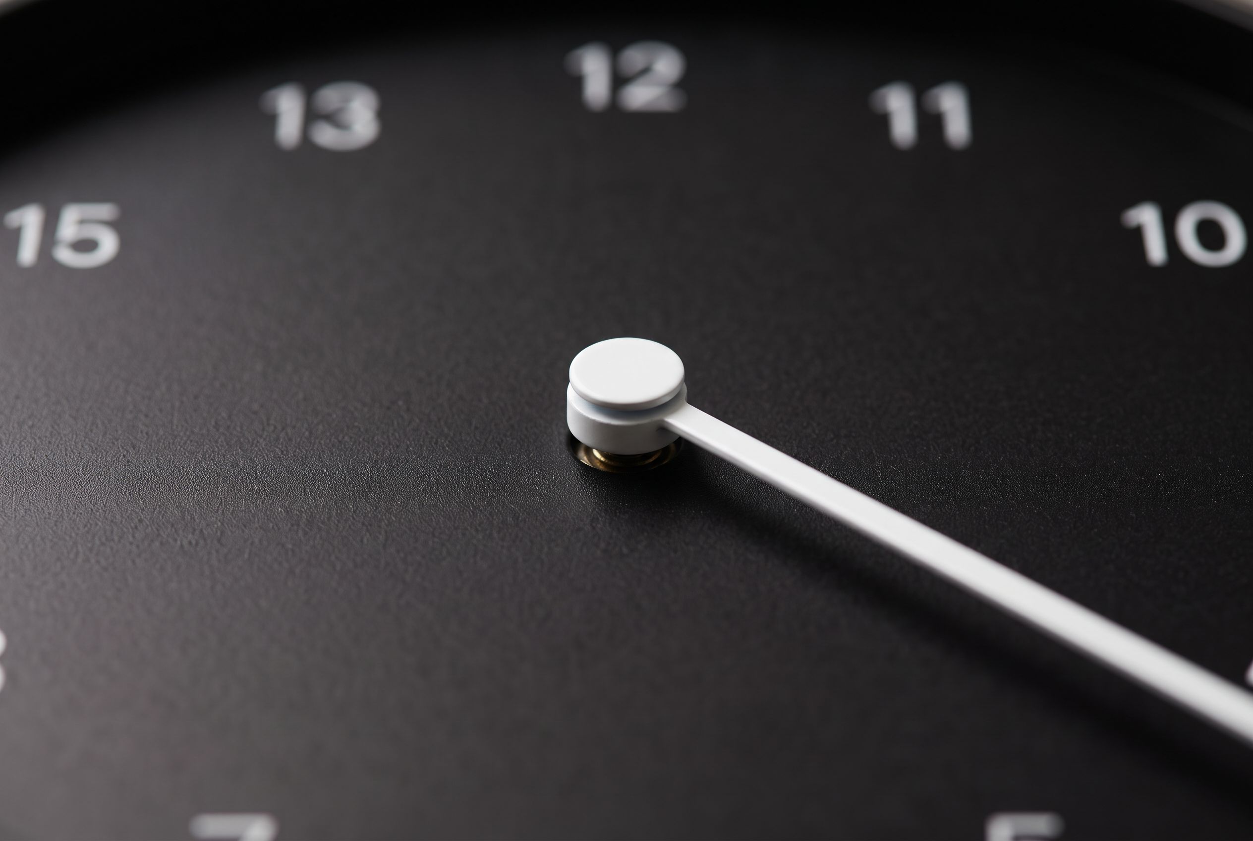 The single hand at the centre of the clock